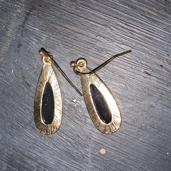 Earing - Picture 2 of 2